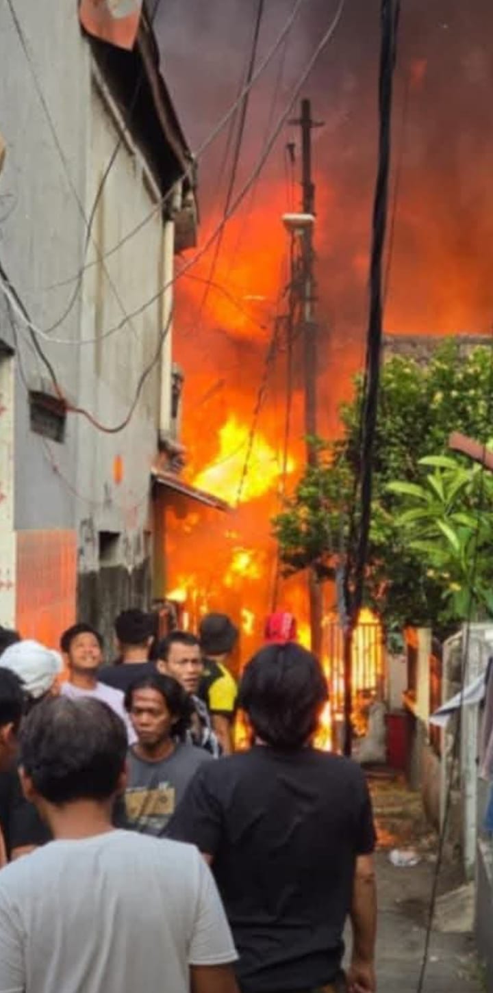 Kebakaran Melanda Padat Hunian Di Kawasan Menteng Atas Jakarta Selatan 