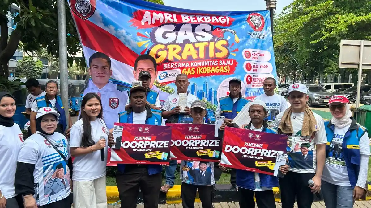 Ringankan Beban, AMRI Bagikan CNG dan Janjikan Beasiswa kepada Ratusan Anak Sopir Bajaj