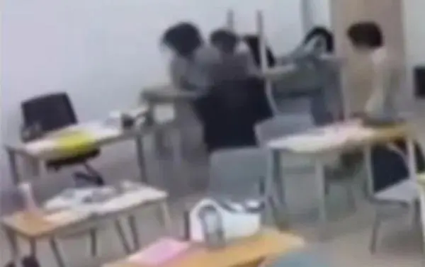 Horor! Siswa SMA Serang Guru Pakai Kapak di Kelas
