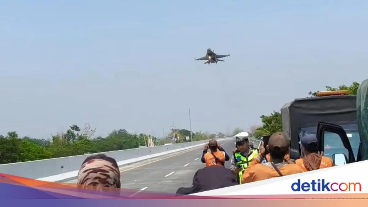 Saat Pesawat Tempur Super Tucano dan F-16 Terbang Rendah di Tol Paspro