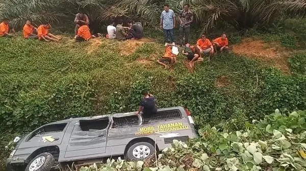 Kecelakaan di Jalinsum, Mobil Tahanan Polres Labuhanbatu Hilang Kendali Tabrak Truk Tronton