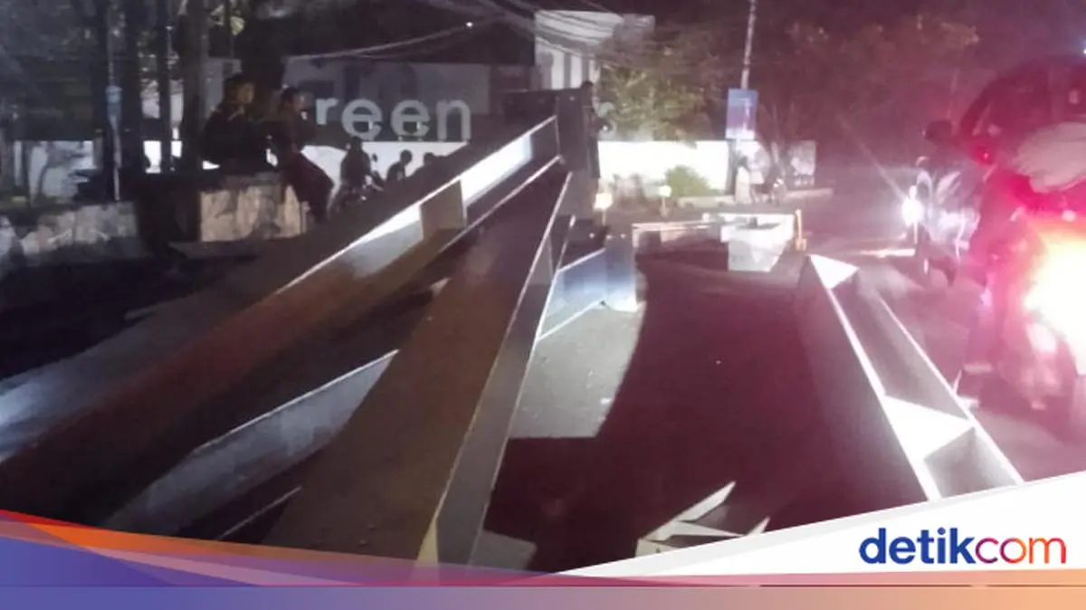 Muatan Tiang Baja Truk Jatuh Hantam Mobil di Tangsel Sampai Ringsek