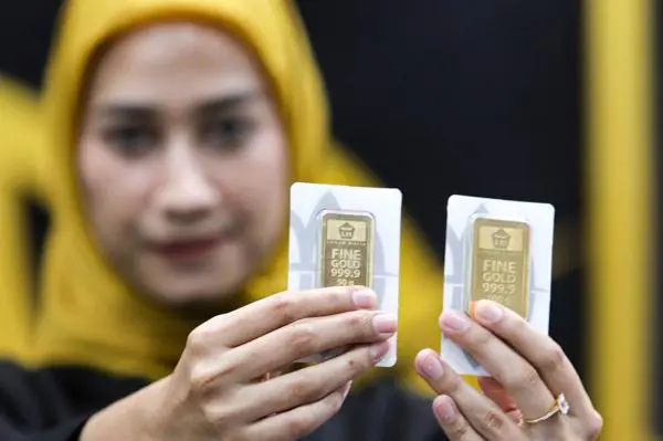 Harga Emas Antam Hari Ini Turun Rp11.000, per Gram Dijual Segini