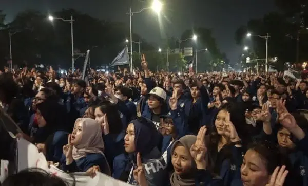 Massa Demo Mahasiswa Membubarkan Diri, Acungkan Salam 3 Jari