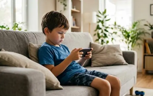 5 Bahaya Penggunaan Gawai Berlebih pada Anak, dari Obesitas hingga Gangguan Mental