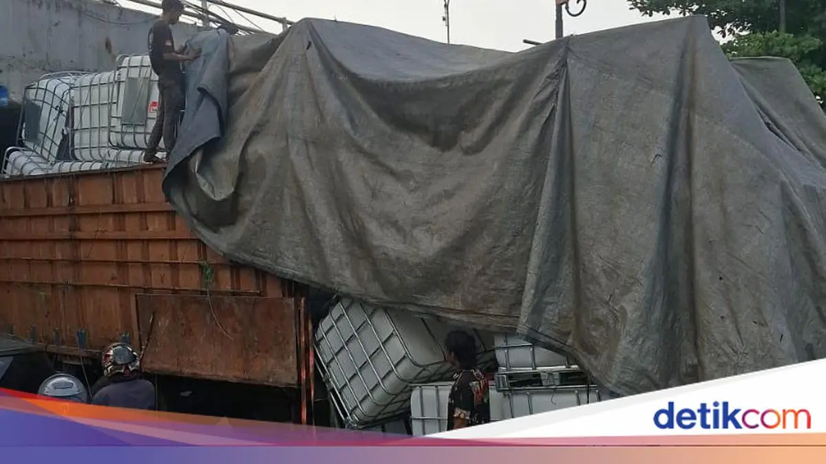 Lagi, Truk Tersangkut di Kolong Tol Sentul Bogor Akibat Overload