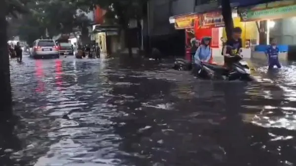 Banjir Rendam Jalan Cibaduyut Bandung, Sejumlah Kendaraan Mogok