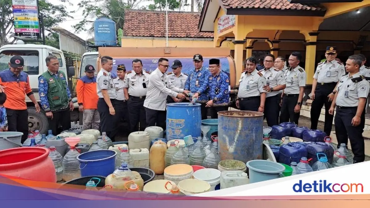 Kekeringan Landa Cilacap, Warga Antusias Antre Air Bersih dari Menteri Imipas