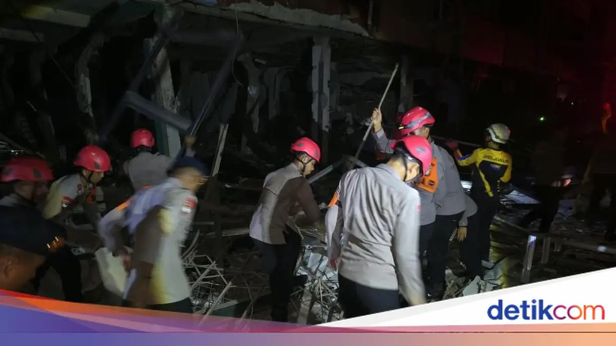 Brimob Polda Metro Evakuasi Korban Ledakan di Pasar Cimanggis Ciputat