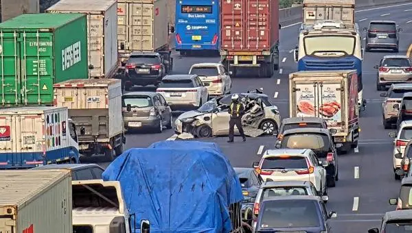 Mobil Listrik Kecelakaan di Tol Priok Arah Bandara, Kendaraan Ringsek Bikin Lalin Tersendat