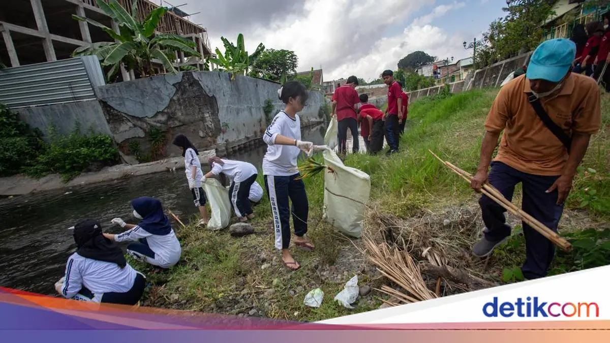 Peringati World Cleanup Day, Relawan Sisir Sampah di Sungai Gajahwong