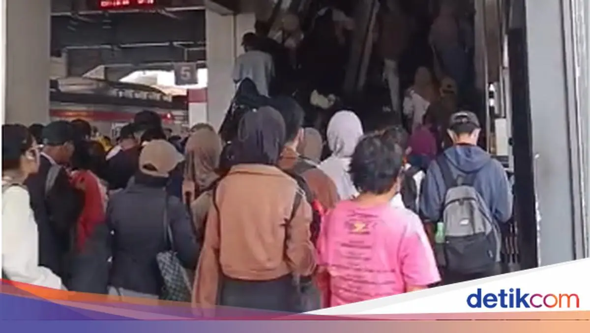 Respons Anker Usai Tak Boleh Lagi Jalan Mendahului di Eskalator Stasiun Duri