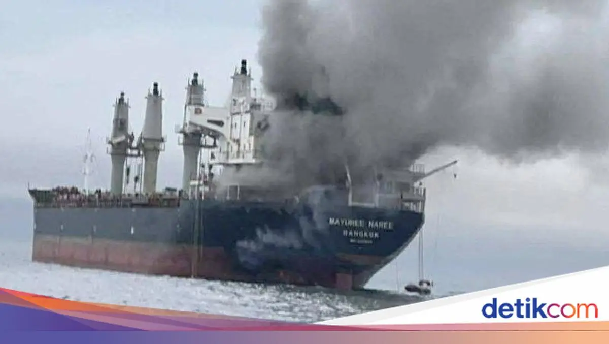 Terjadi Lagi, Kapal Tanker Terbakar Usai Hantam Ranjau di Selat Hormuz
