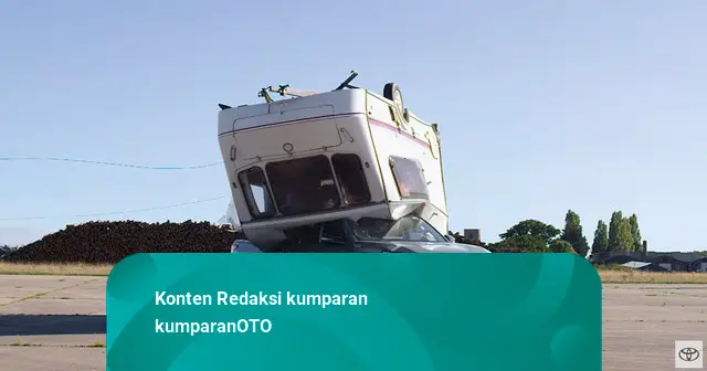 Ulangi Adegan Ikonik, Toyota Hilux Listrik Ini 'Aman' Ditiban Karavan