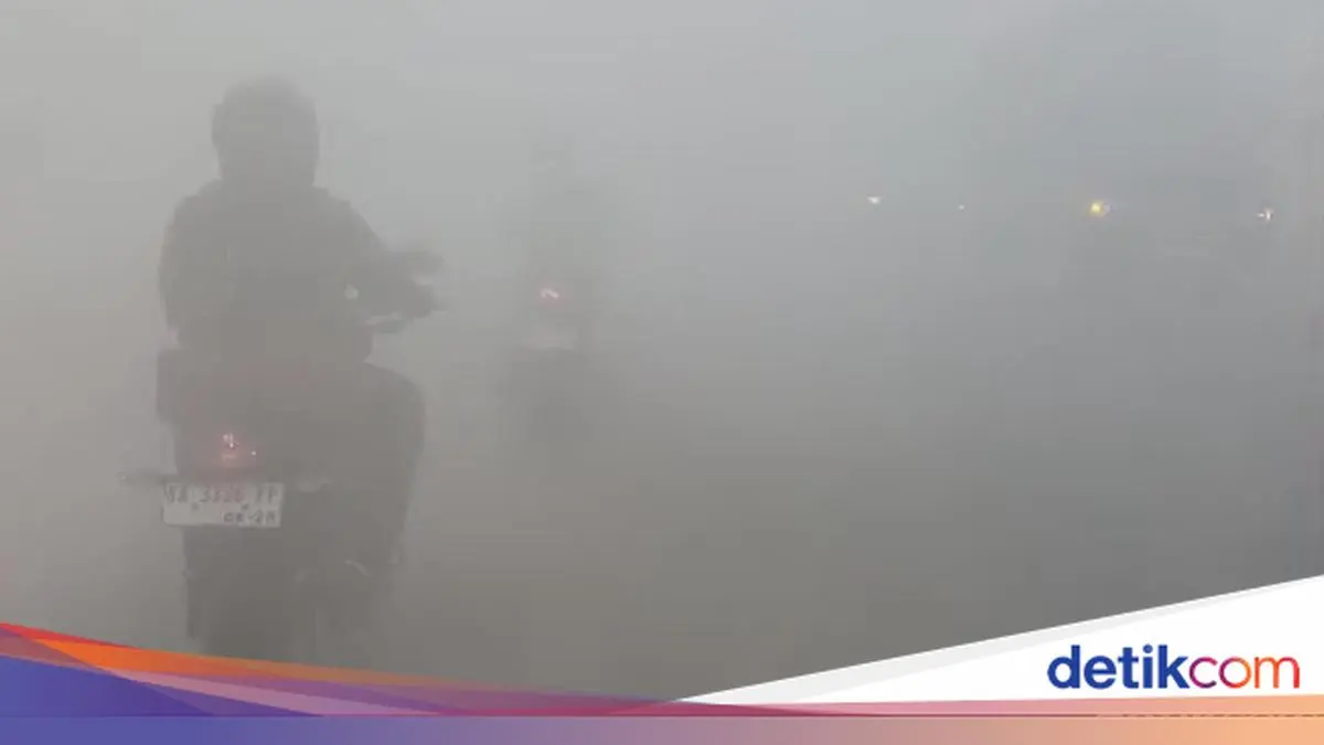 Perjuangan Warga Kalsel Berkendara di Tebalnya Asap Karhutla