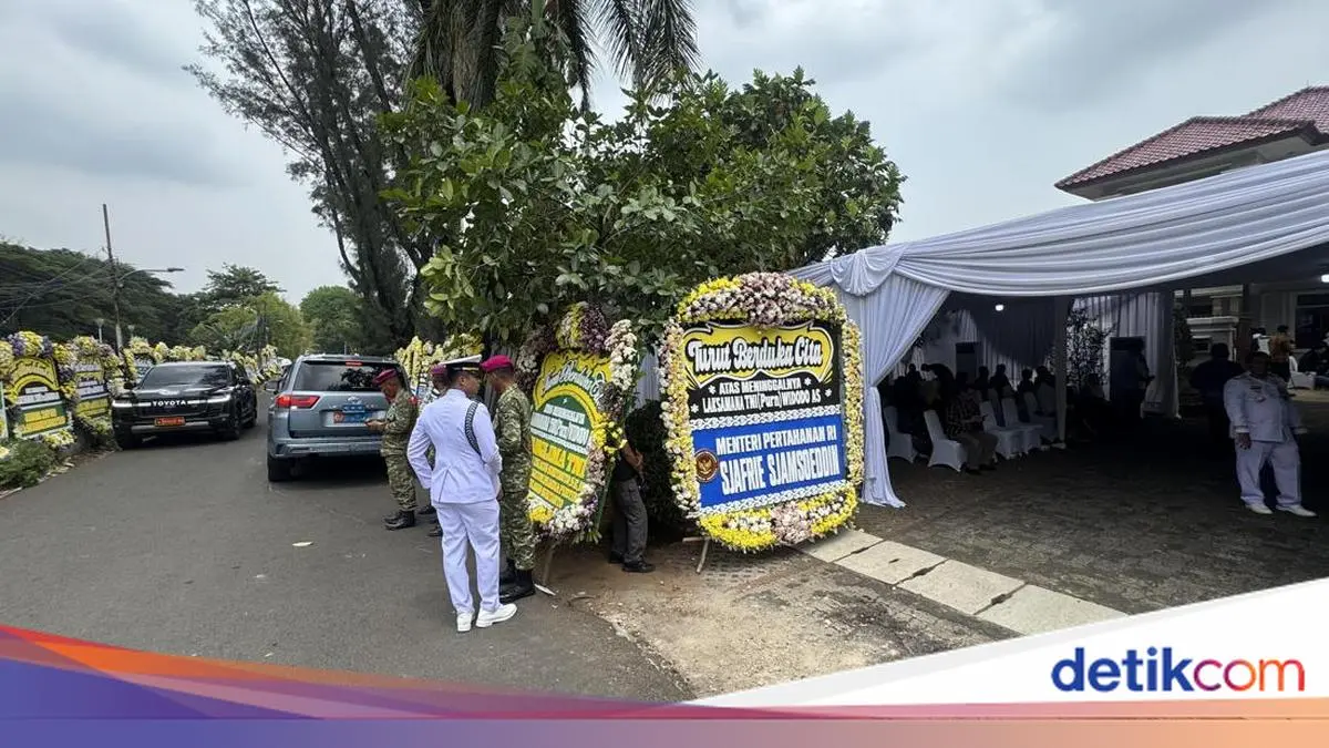 Suasana Rumah Duka Widodo AS, Pelayat-Karangan Bunga Berdatangan