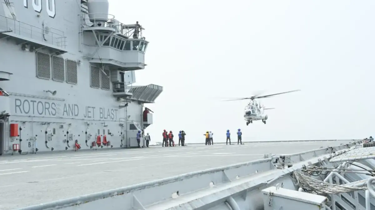 Helikopter VIP TNI AU Uji Coba Landing dan Take Off dari Kapal Induk Sriwijaya