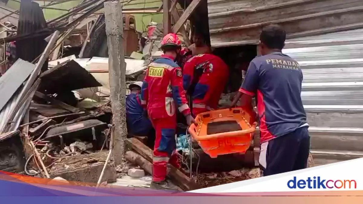 Kios Bakso di Ciracas Ambruk Timpa Pemilik, Korban Terjepit Reruntuhan