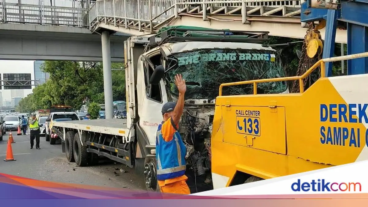 Hilang Kendali, Truk Tabrak Pembatas Jalan di Tol JORR hingga Ringsek