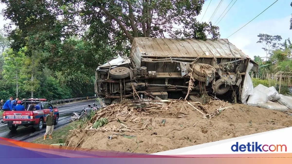 Sekeluarga Tewas Ditabrak Truk Boks di Turunan Jalur Magelang-Kopeng