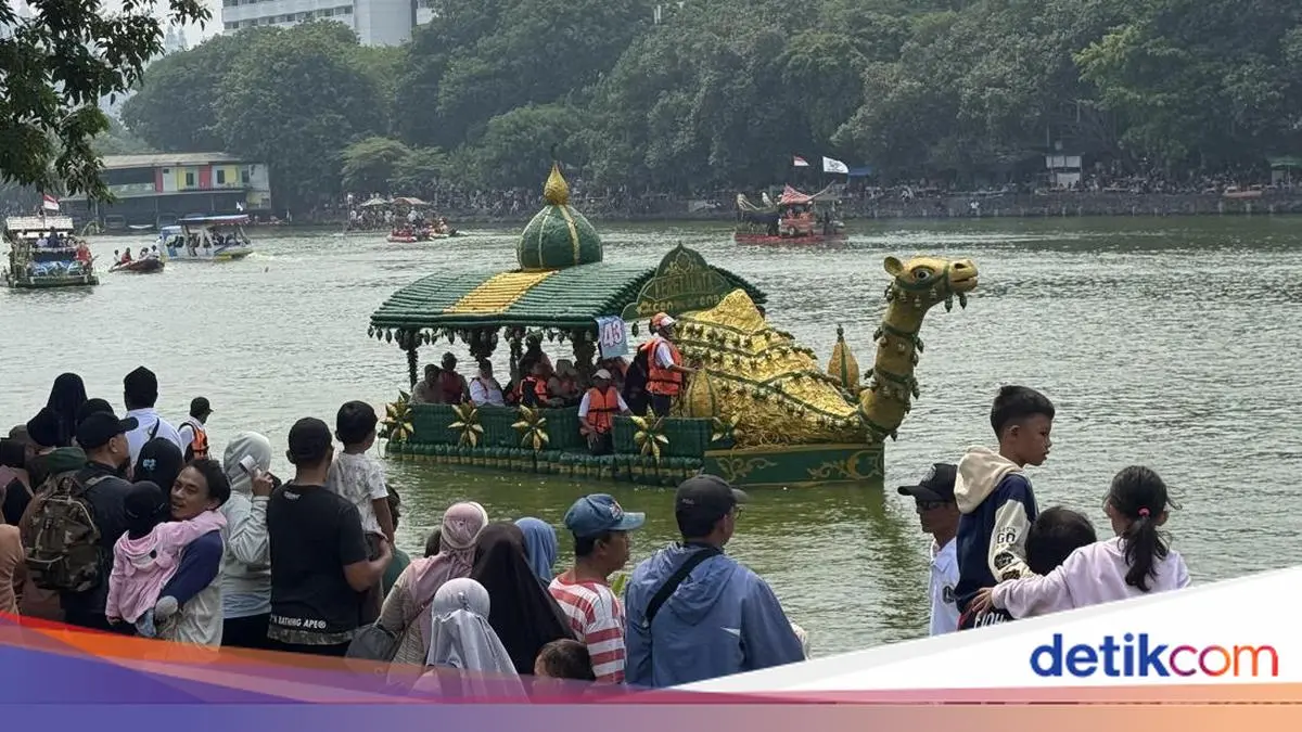 Cerita Petugas Sampah di Jakbar Bikin Perahu 'Unta' dari 3 Ribu Botol