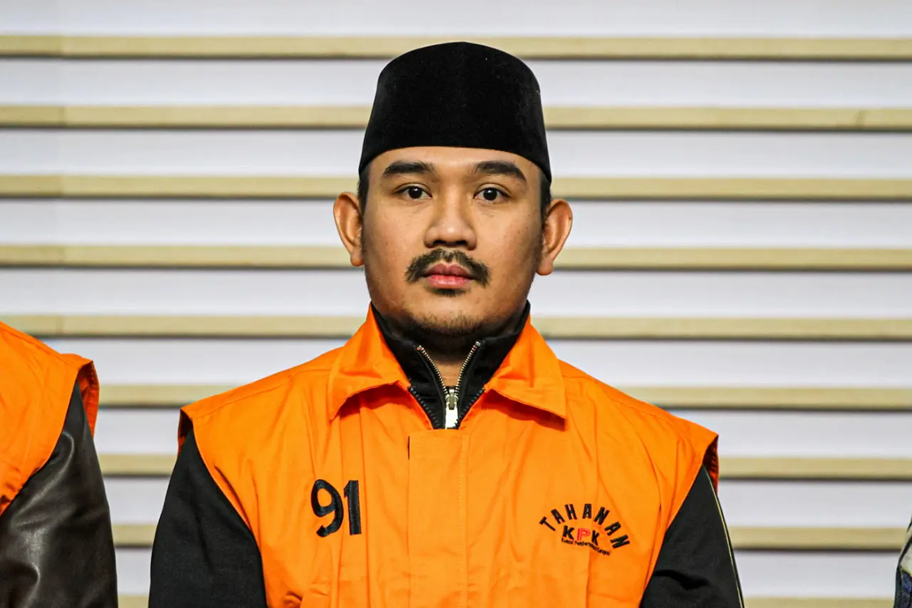 Tito Karnavian Resmi Berhentikan Ade Kuswara Kunang dari Jabatan Bupati Bekasi