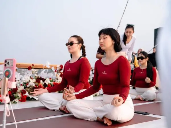 Serunya Yoga di Kapal Pinisi, Healing sekaligus Self-Care Masa Kini!