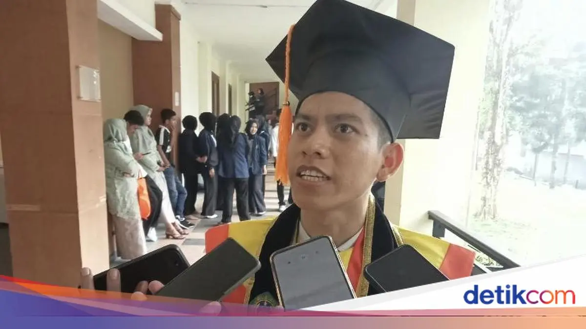Kisah Penjaga Kios Fotokopi di Sukabumi Jadi Wisudawan Terbaik