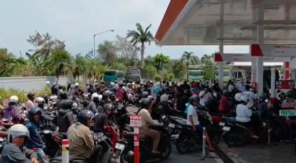 Takut Tidak Kebagian BBM, Warga Jembrana Rela Menginap di SPBU meski Stok Kosong