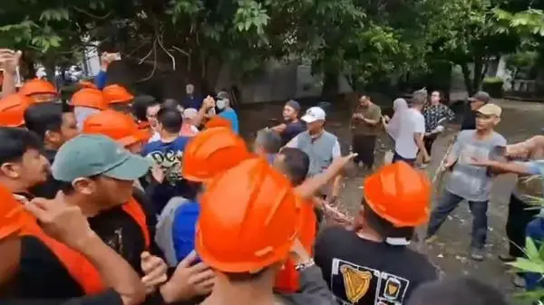 Pengosongan Rumah Aset PT KAI di Medan Diwarnai Perlawanan, Penghuni Acungkan Parang