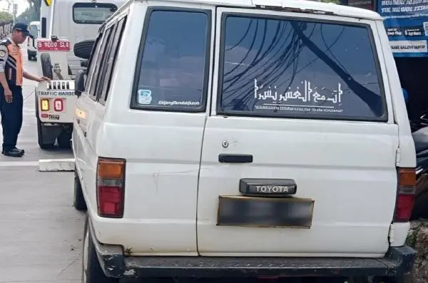 Diadukan Warga, Mobil Rusak di Bahu Jalan Lebak Bulus Jaksel Akhirnya Diderek Dishub