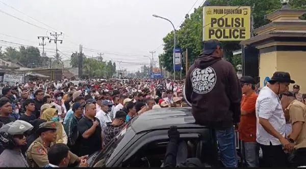 Dipimpin Wali Kota, Ribuan ASN Demo Mapolda Gorontalo Protes Kriminalisasi