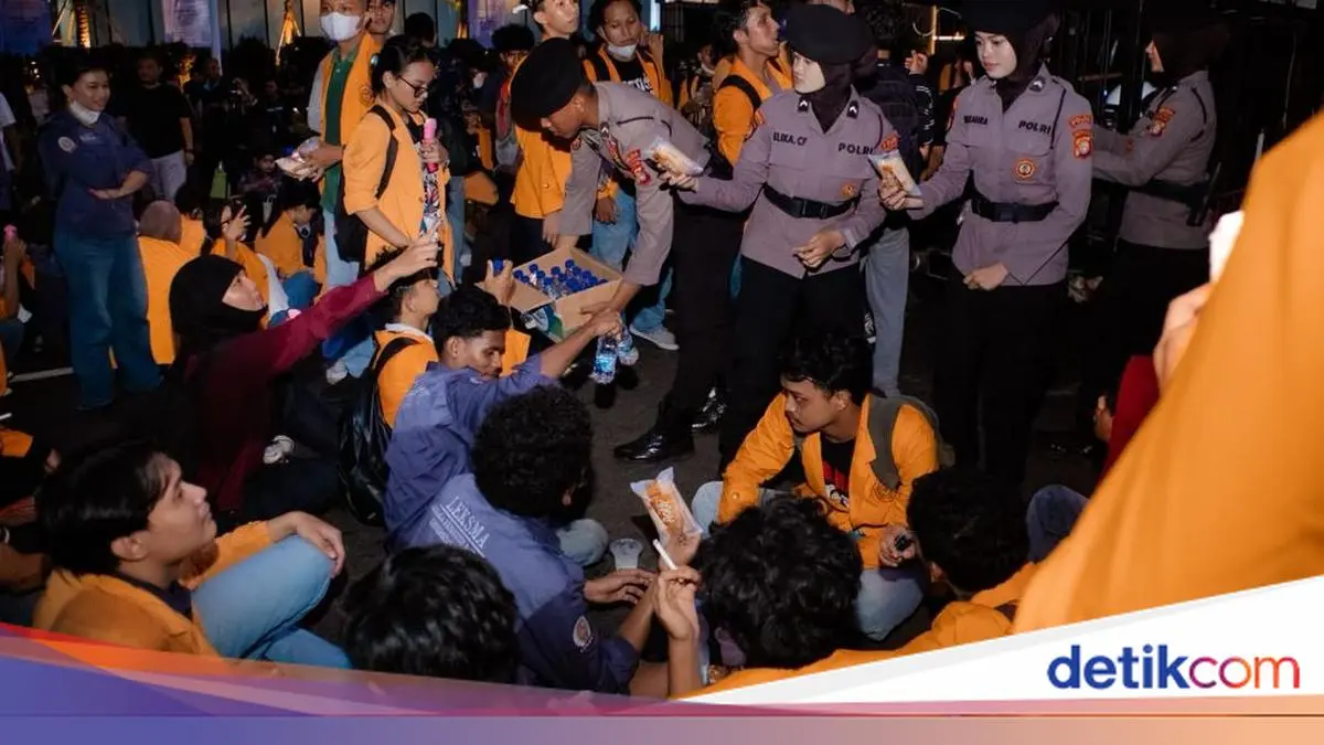 Polisi Bagikan Roti dan Minuman ke Mahasiswa Peserta Aksi di Monas