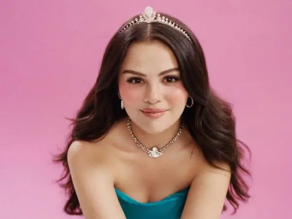 Keren! Selena Gomez Pakai Tiara Bikinan Rinaldy Yunardi untuk Kampanye Terbaru Rare Beauty