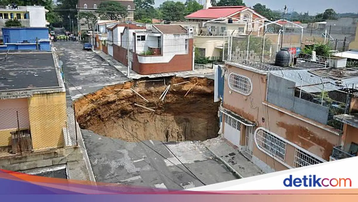 Hujan Lebat yang Bikin Bangunan 3 Lantai 'Ditelan' Lubang Raksasa