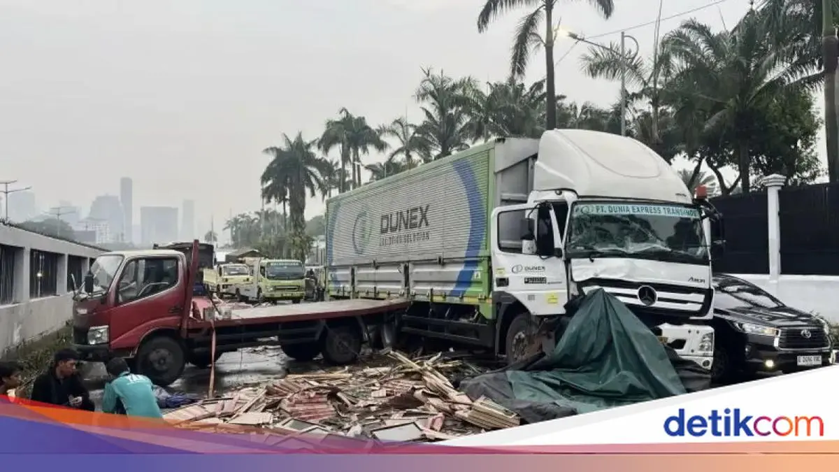 Kronologi 2 Truk Tabrakan Depan DPR Sebabkan Sopir Terluka