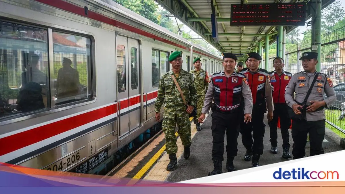 TNI-Polri Patroli di KRL Antisipasi Pergerakan Massa ke Jakarta