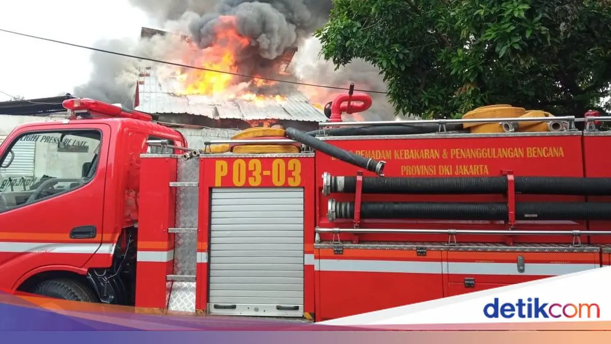 Kebakaran di Tamansari Jakbar, Asap Hitam Membubung ke Udara