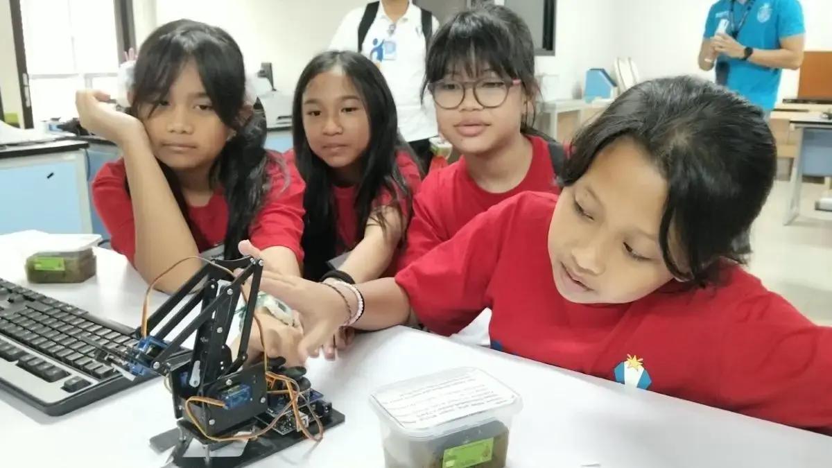 Belajar Matematika dan IPA, Ajak Murid SD Belajar Langsung di Lab