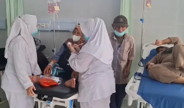 Puluhan Warga Karawang Dilarikan ke RS Diduga Keracunan Gas Kaustik Soda