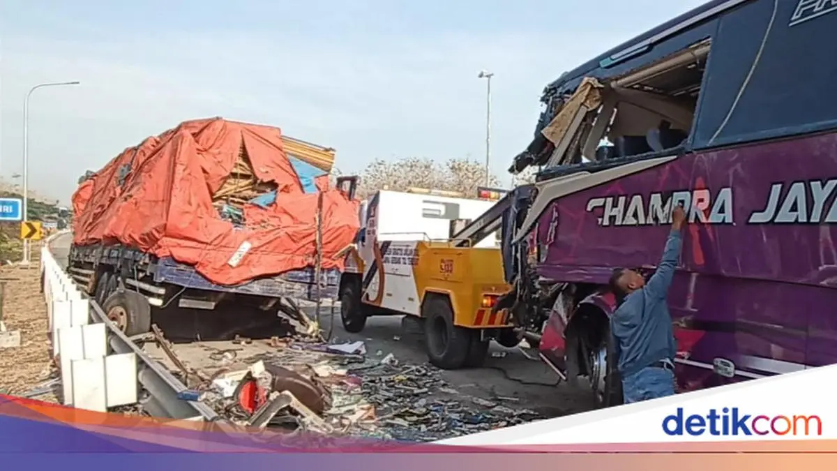 Bus Pariwisata Bawa Rombongan Pabrik Kecelakaan di Tol Ngawi, 3 Orang Tewas