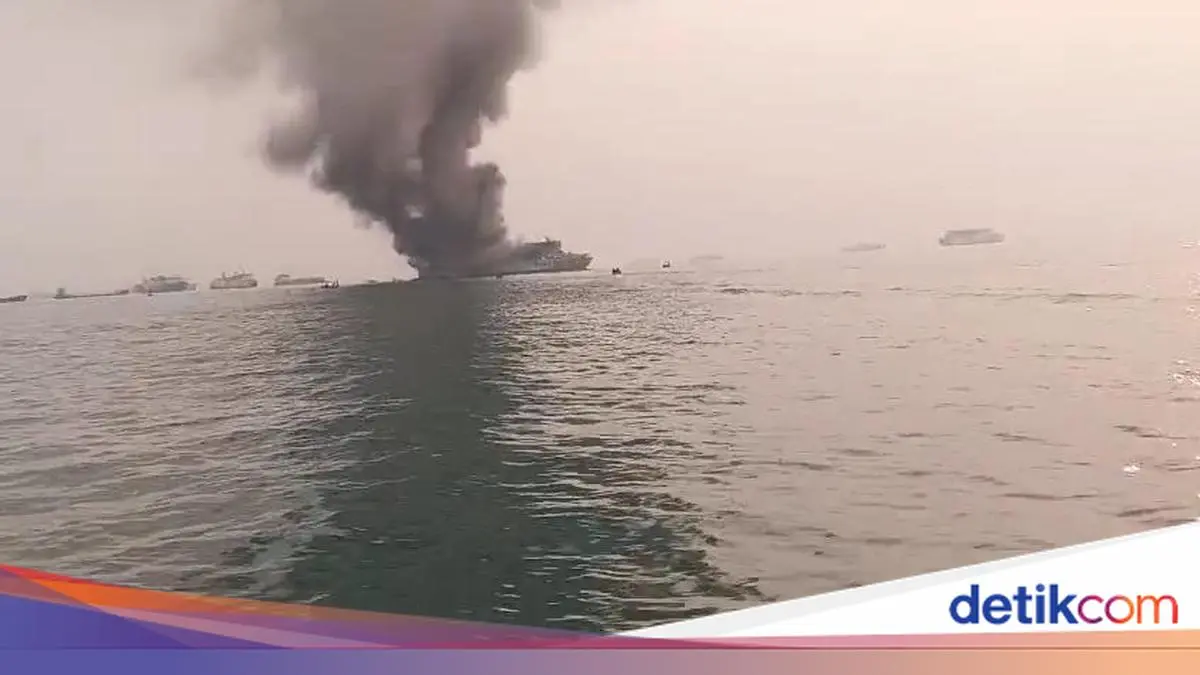 Kapal Feri Terbakar di Dekat Pelabuhan Merak, Penumpang Dievakuasi