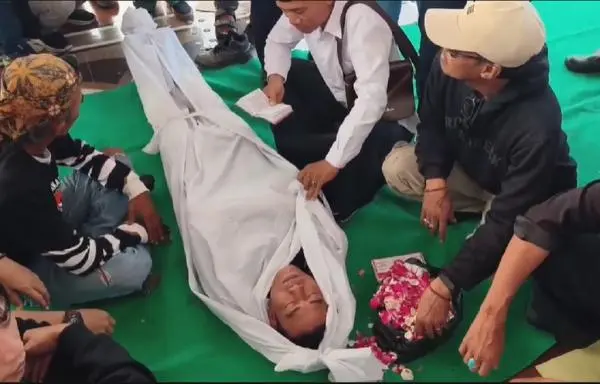 Geger! Pentolan AMPB Gelar Sumpah Pocong di Depan PN Pati, Ini Pemicunya