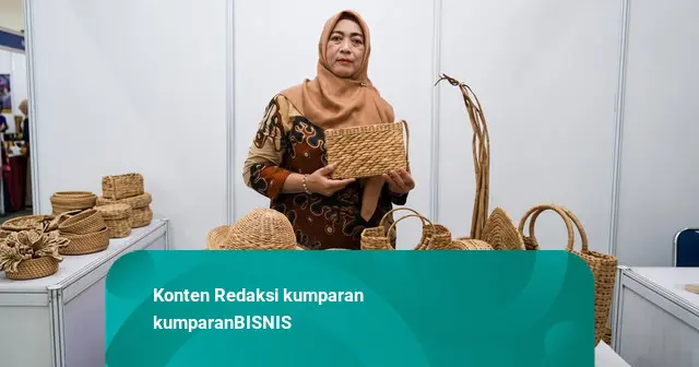 PNM Dampingi Maryati Ubah Eceng Gondok Menjadi Kerajinan Bernilai