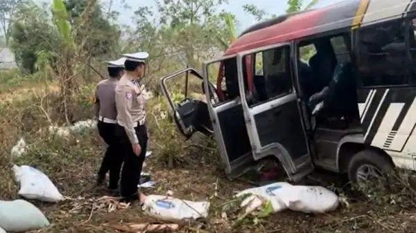 Kecelakaan Elf Bawa 17 Wisatawan di Pacet Mojokerto, 4 Patah Tulang 1 Cedera Kepala