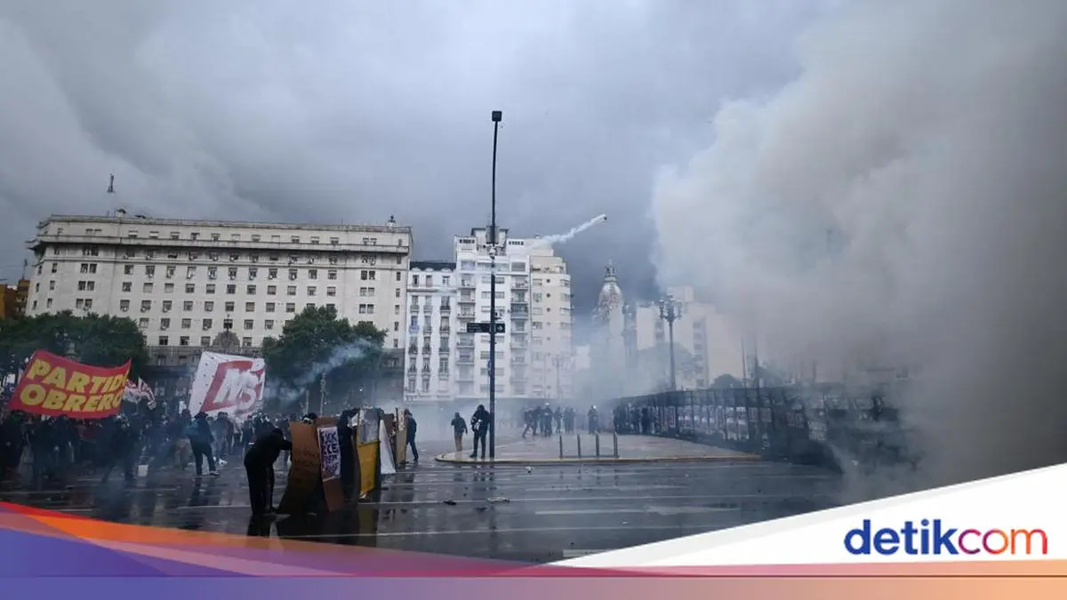 Bentrokan Pecah di Argentina Saat Mahasiswa Demo Protes Efisiensi Ketat