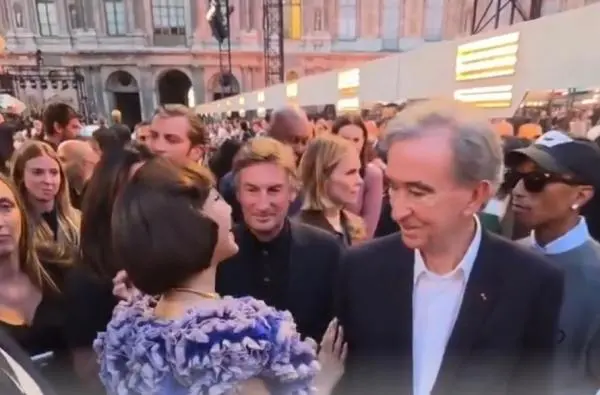 Lisa BLACKPINK Peluk dan Cium Ayah Frederic Arnault di Paris Fashion Week, Netizen Auto Heboh