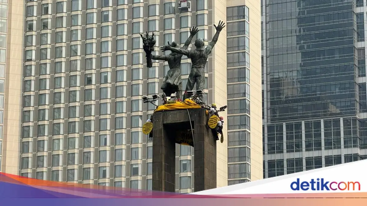 Seluruh Pembentang Spanduk Greenpeace di Bundaran HI Dibawa ke Klinik Polda