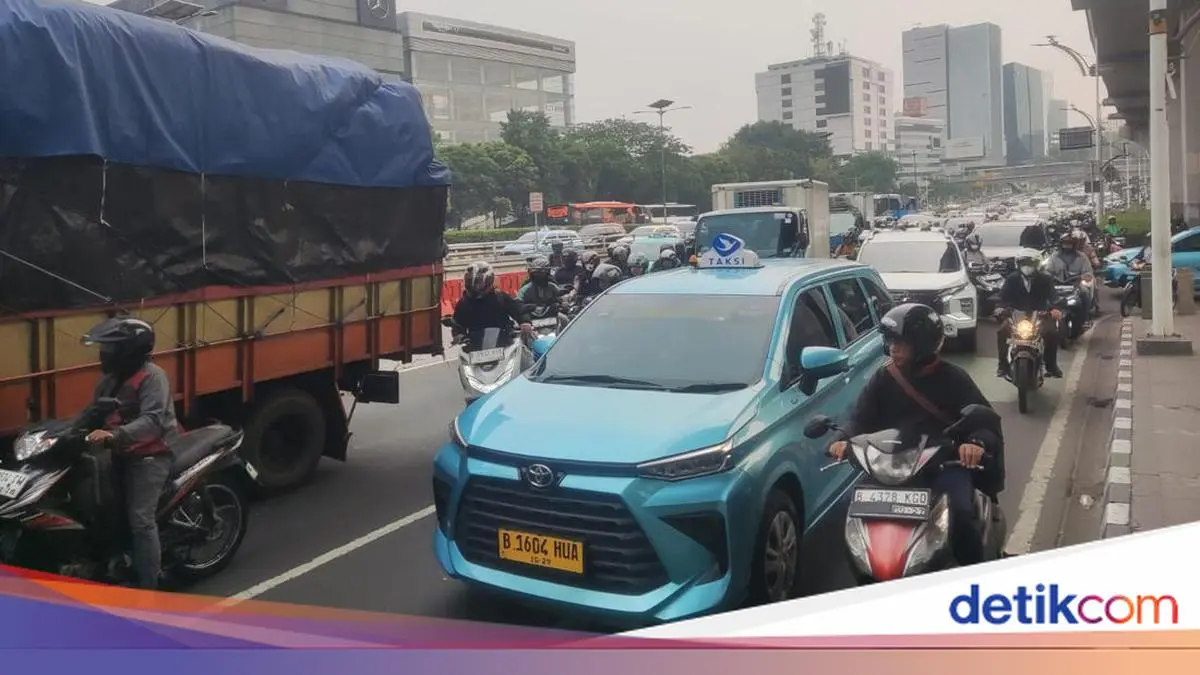 Truk Mogok di MT Haryono Bikin Lalin Macet, Bus TransJakarta Telat