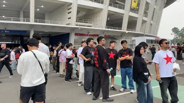 Suasana GBK Jelang Konser Kanye West: Ribuan Penggemar Antusias, Antrean Foto Booth Mengular